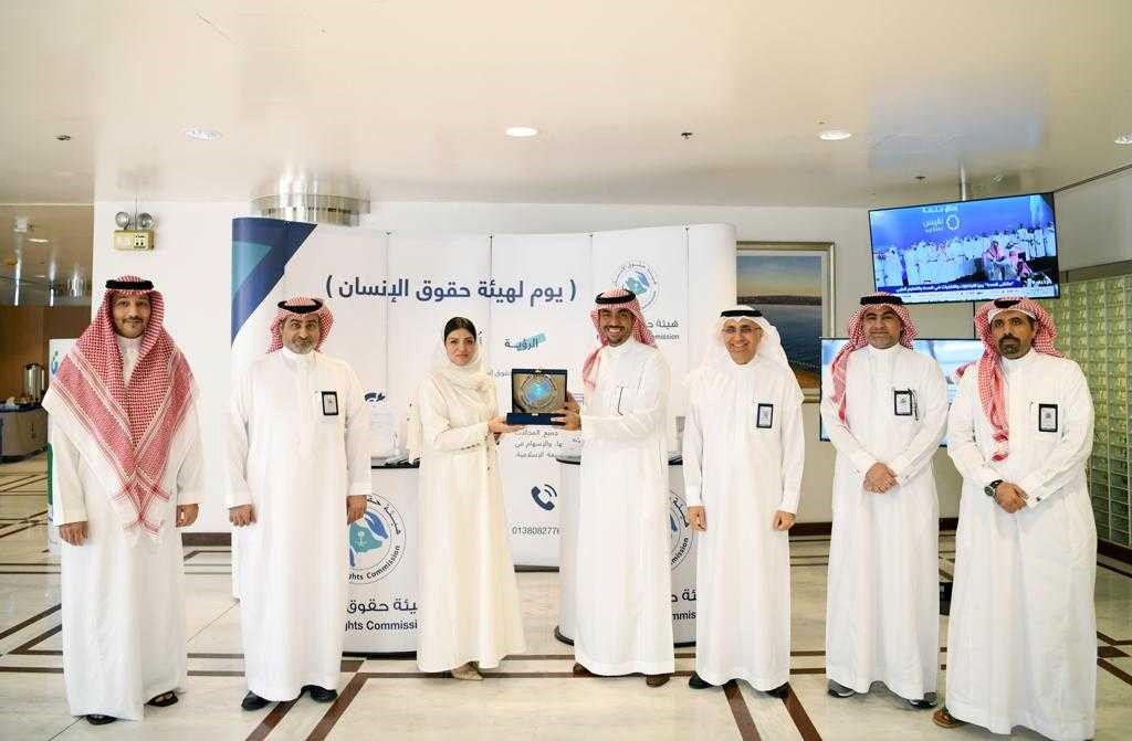 فرع الهيئة بالمنطقة الشرقية يُفعل مبادرة " يوم لهيئة حقوق الإنسان " في غرفة الشرقية