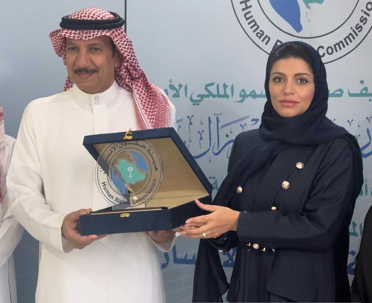 فرع الهيئة بالمنطقة الشرقية ينظم ركناً توعوياً بفرع وزارة الإعلام بالمنطقة