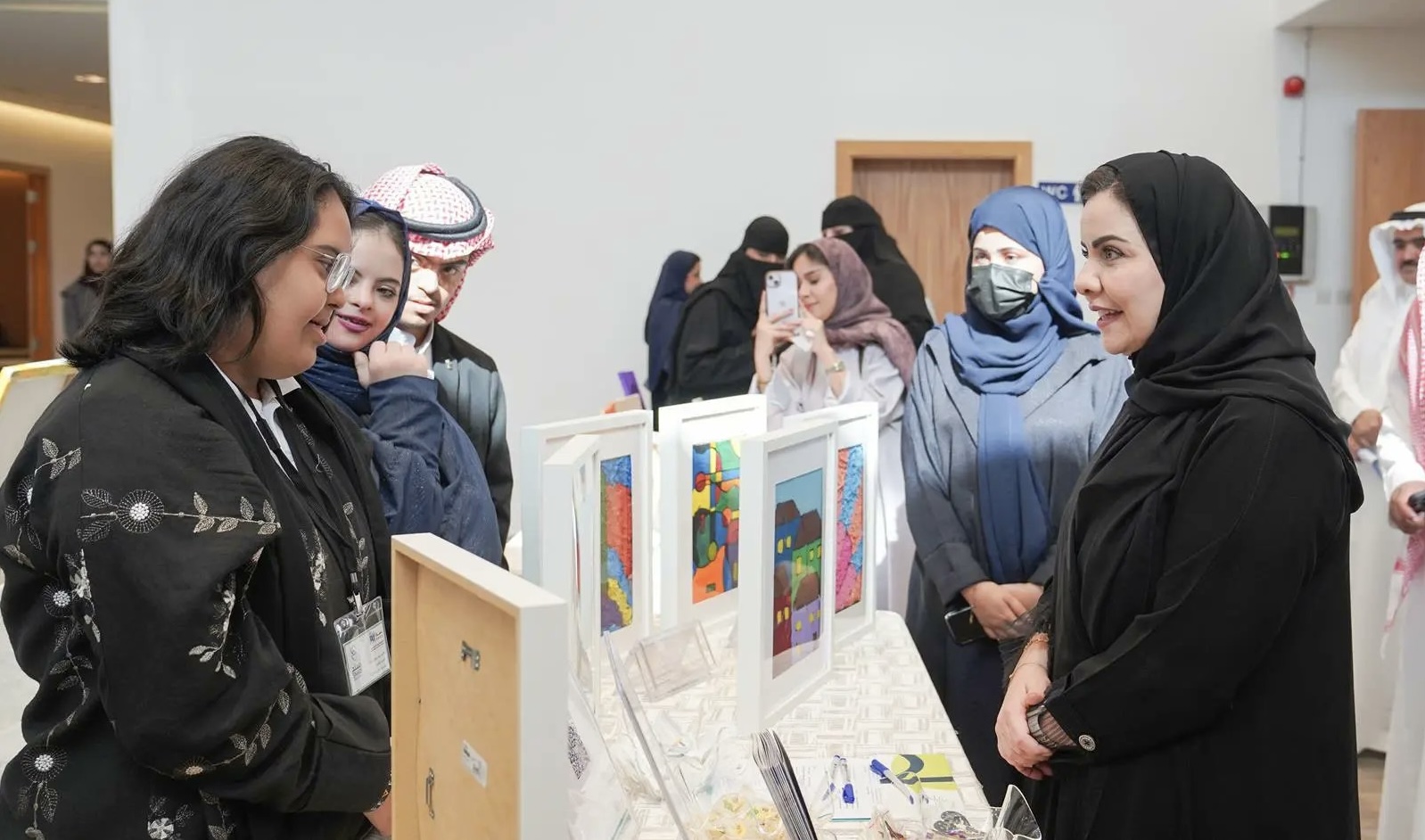  نظمتها هيئة حقوق الإنسان بحضور معالي رئيس الهيئة ومشاركة عدد من الوزارات والجهات هيئة حقوق الإنسان تستعرض في جلسة حوارية تكامل جهود الجهات الحكومية في تمكين الأشخاص ذوي الإعاقة